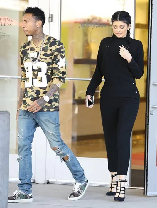 Kylie merasa bahagia karena Tyga tak pernah mengajaknya untuk menemani tur. (FameFlyNet-HollywoodLife)