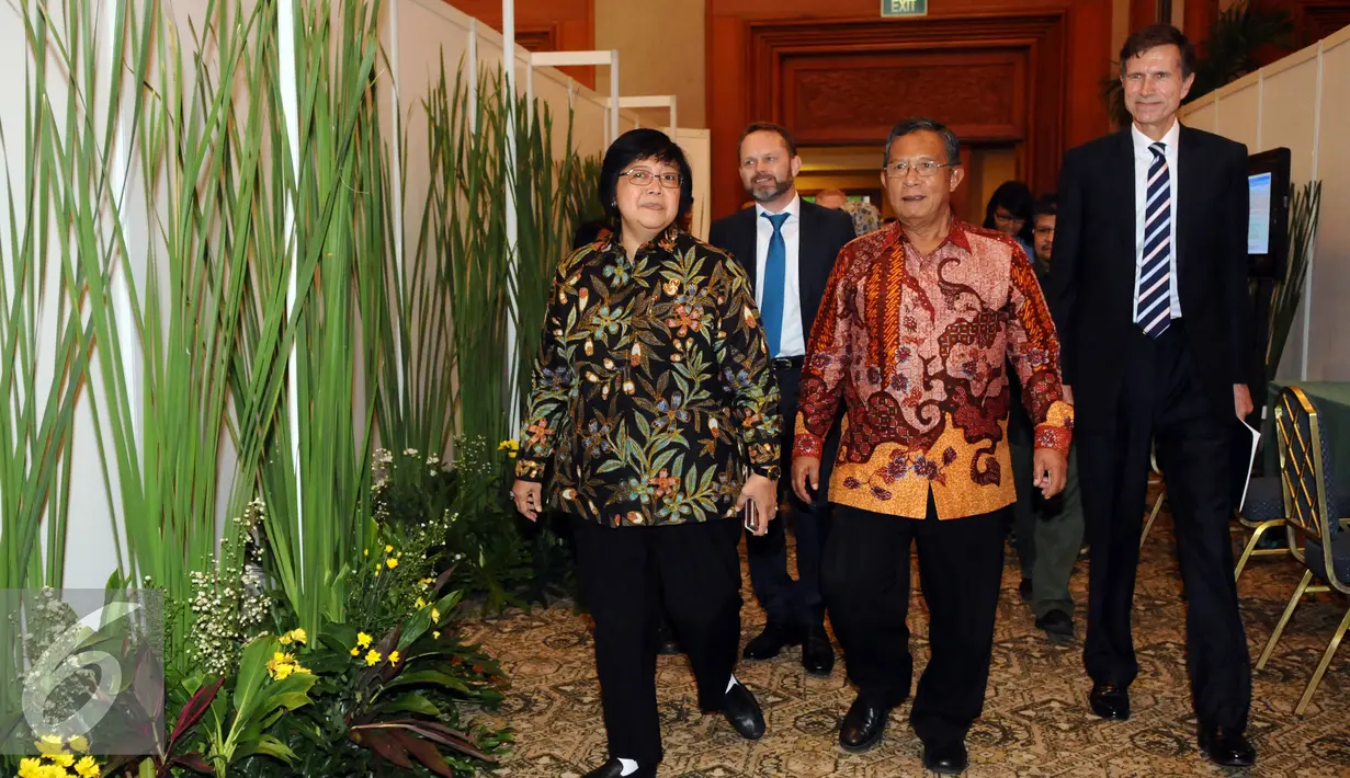 Menteri Lingkungan Hidup dan Kehutanan, Siti Nurbaya (kiri) bersama Menteri Koordinator Bidang Perekonomian, Darmin Nasution bersiap memberikan keterangan usai pembukaan Festival Iklim di Jakarta, Senin (1/2/2016). (Liputan6.com/Helmi Fithriansyah)