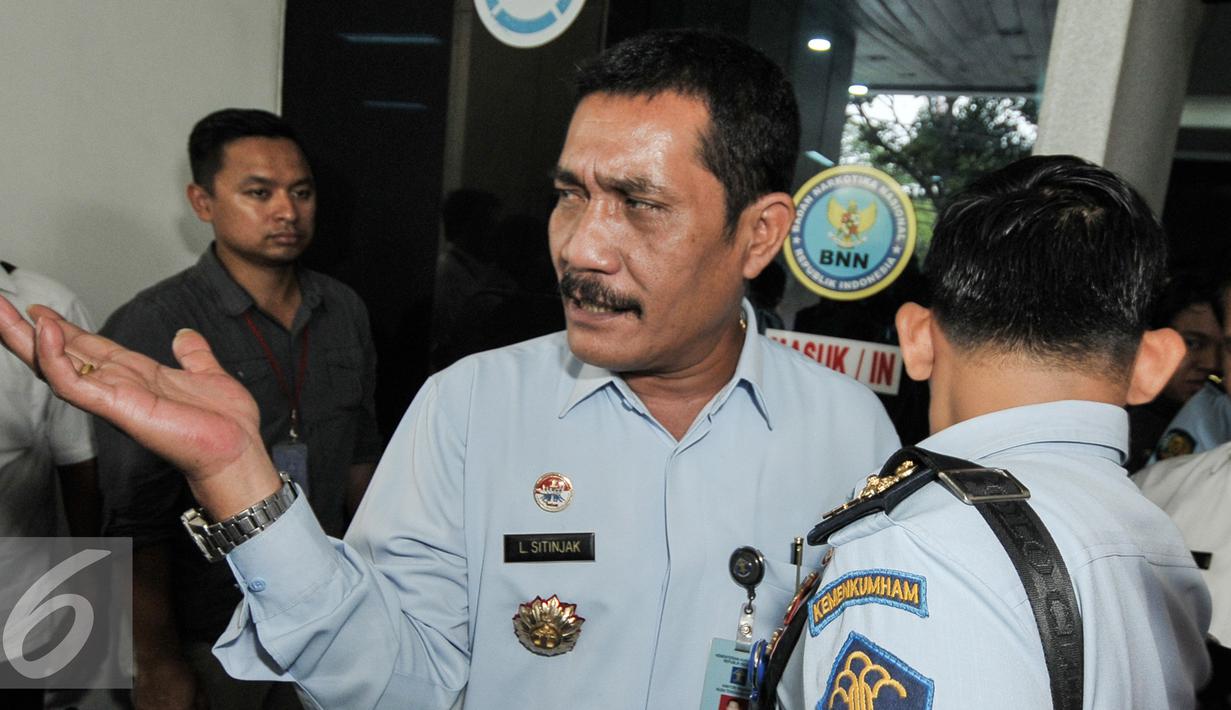 Mantan Kepala LP Nusakambangan, Liberty Sitinjak usai memenuhi panggilan BNN, Jakarta, Senin (8/8). BNN memanggil Liberty Sitinjak untuk mengusut testimoni Freddy Budiman yang diungkap Koordinator Kontras Haris Azhar. (Liputan6.com/Yoppy Renato)