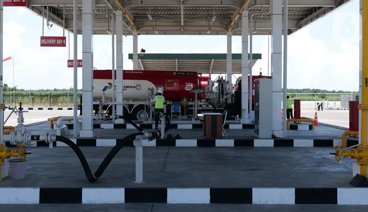 Aktivitas petugas di Depot Pengisian Pesawat Udara (DPPU) DEO Sorong di Papua Barat, Kamis (21/11/2019). Fasilitas DPPU ini meliputi 3 tangki avtur dengan kapasitas masing 500 KL, tangki air dengan kapasitas 700 KL, 4 pompa dengan volume aliran 70 meter kubik per jam. (Liputan6.com/Herman Zakharia)