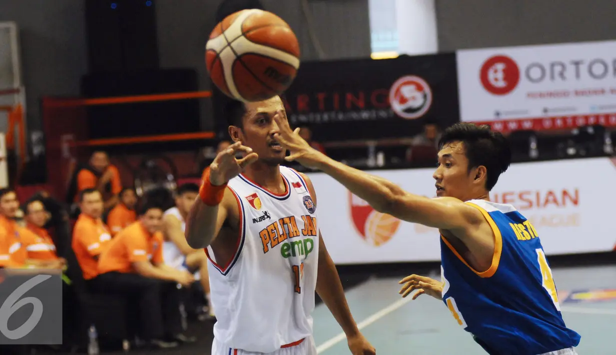 Pebasket Pelita Jaya, Prihantono Amin (kiri) mengecoh pemain Bimasakti, Dwi Purnomo Restu saat laga Indonesia Basketball League 2015-2016 di Senayan, Jakarta, Rabu (13/1/2016). Pelita Jaya unggul 86-36. (Liputan6.com/Helmi Fithriansyah)