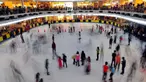 Hari libur lebaran dimanfaatkan sejumlah orang untuk bermain ice skating    (Liputan6.com/Johan Tallo)