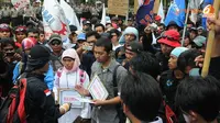 Dalam unjuk rasa, para buruh mengadakan aksi teatrikal tentang derita buruh yang menjadi pasien miskin (Liputan6.com/Herman Zakharia)
