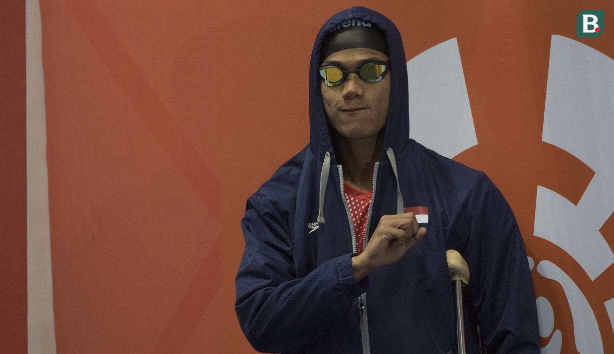 Perenang Indonesia, Jendi Pangabean, bersiap tampil pada Asian Para Games cabang renang nomor 100 meter gaya punggung S9 di Stadion Aquatic, Jakarta, Kamis (11/10). (Bola.com/Vitalis Yogi Trisna)
