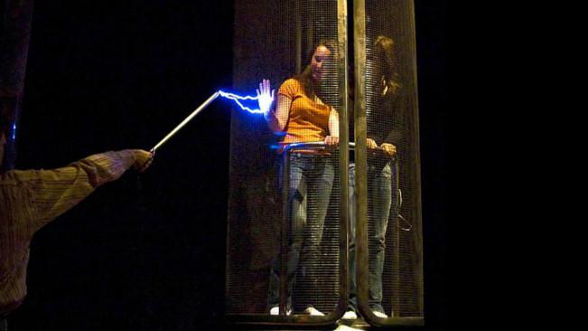 Sangkar Faraday adalah struktur logam dengan ukuran dan bahan tertentu yang dapat menyerap radiasi elektromagnetik agar tidak 'bocor' ke dalam sangkar. (Sumber Wikimedia Commons)