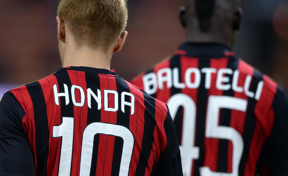 Keisuke Honda dan Mario Balotelli saat masih berkarier dengan AC Milan pada pertandingan melawan Bologna, di Stadion San Siro, 14 Februari 2014. (Sky Sports). 