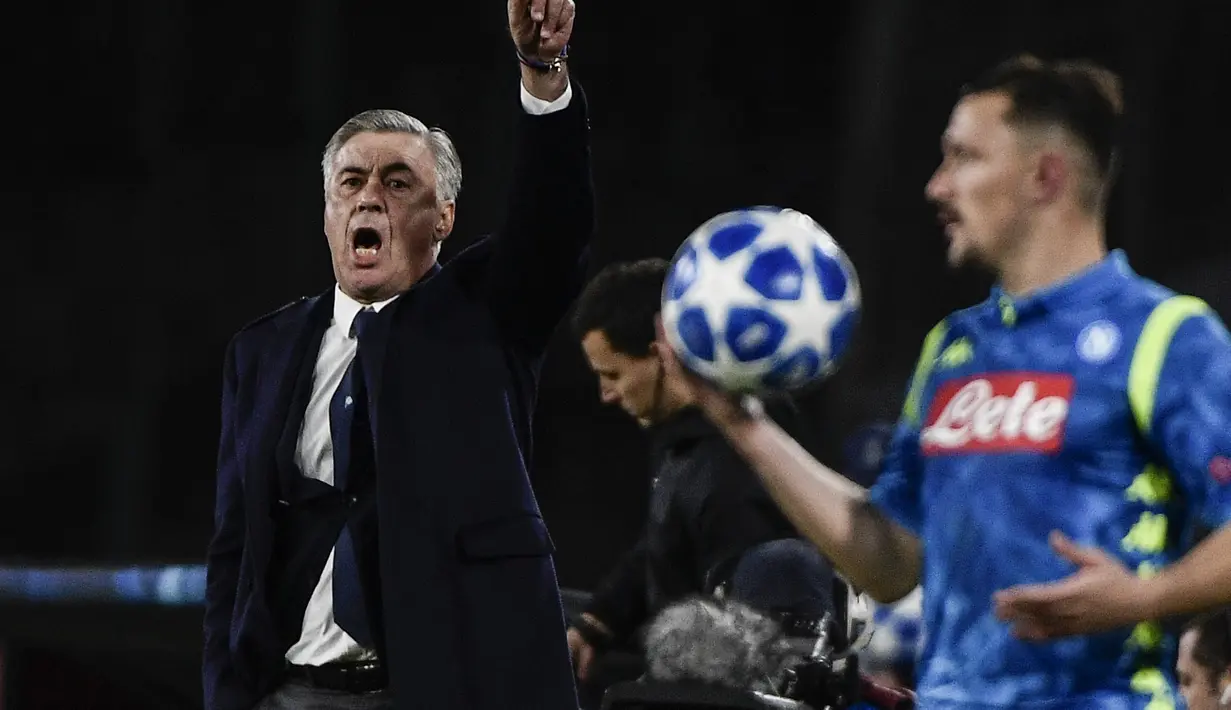 Ekspresi pelatih Napoli, Carlo Ancelotti saat timnya menjamu Red Star Belgrade pada laga lanjutan Liga Champions Grup C yang berlangsung di stadion San Paulo, kamis (29/11). Napoli menang 3-1 atas Red Star Belgrade. (AFP/Fillipo Monteforte)