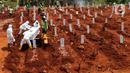 Petugas saat memakamkan pasien Covid-19 di TPU Pondok Ranggon, Jakarta Senin (7/9/2020). Petugas pemakaman mengatakan terjadi lonjakan jenazah yang terjadi dalam satu bulan lebih terakhir dengan  memakamkan lebih  30 jenazah dalam satu hari. (merdeka.com/Arie Basuki)