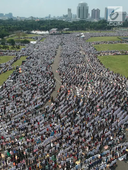 Umat muslim melaksanakan salat Jumat saat Aksi Bela Palestina di Kawasan Monas, Jakarta, Jumat (11/5). Aksi tersebut sebagai penolakan atas keputusan pemerintah AS yang memindahkan Kantor Kedubes AS untuk Israel ke Yerusalem. (Liputan6.com/Arya Manggala)