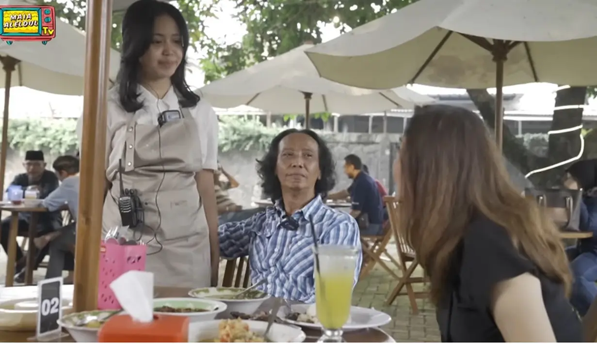 Mandra memanggil putrinya yang juga membantu warungnya. "Ini jago masak, bikin-bikin kue. Namanya Harlianti." kata Mandra. [Youtube/MAIA ALELDUL TV]