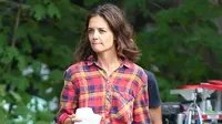 Katie Holmes Cuek Terlihat Merokok di Depan Publik