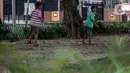 Anak-anak bermain di Taman Tomang Rawa Kepa, Jakarta, Minggu (21/6/2020). Lokasi tersebut menjadi salah satu tempat alternatif liburan warga untuk menghilangkan kebosanan di tengah masa PSBB transisi. (Liputan6.com/Johan Tallo)