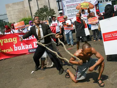 Ratusan massa dari beberapa organisasi menggelar unjuk rasa di depan Gedung DPR, Jakarta, (24/9/14). (Liputan6.com/Faizal Fanani)
