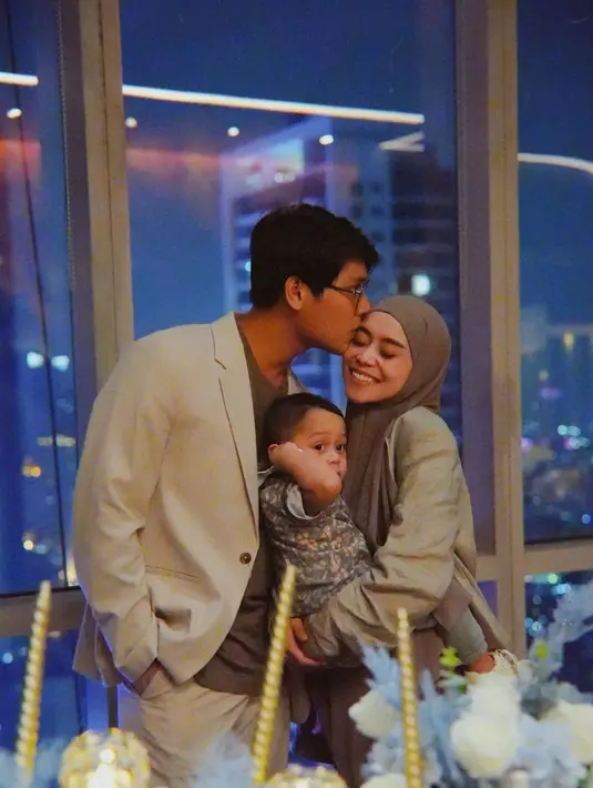 Netizen ikut mendoakan keluarga kecil Lesti, Billar dan Leslar selalu bahagia. [Instagram/lestikejora]