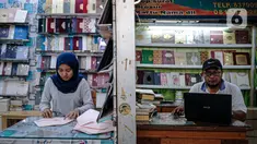 Aktivitas pedagang kertas undangan pernikahan di Pasar Tebet, Jakarta, Kamis (22/7/2020). Adanya larangan saat pandemi covid-19 untuk mengadakan acara yang bisa menimbulkan kerumunan, seperti pesta pernikahan, menyebabkan pendapatan usaha percetakan ini turun drastis. (Liputan6.com/Faizal Fanani)