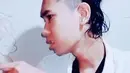 Alif Dilan KW sangat tertarik dengan anime Tokyo Revengers. Ia pernah bergaya rambut layaknya Draken Ryuguji Ken dengan bagian samping tipis. Gaya eksentrik dari Alif ini bikin geleng kepala warganet. (Liputan6.com/TikTok/mikey22287)