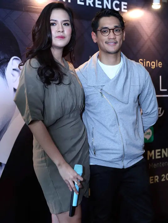 Lagu duet Afgan dan Raisa yang berjudul ‘Percayalah’ mendapatkan respon positif dari para pencinta musik Indonesia bahkan sejak dirilis 2 November lalu. Video klipnya pun dinilai dapat membuat penonton larut. (Nurwahyunan/Bintang.com)