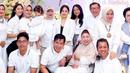 Meski rencana surprise party bocor di menit-menit terakhir, acara tetap berlangsung meriah dan hangat. Keluarga yang hadir juga tampil kompak mengenakan pakaian serba putih. Sang ibunda mendoakan putrinya agar di kehamilan kedua ini selalu sehat dan bahagia, serta senantiasa dalam lindungan Allah SWT. (Liputan6.com/IG/@yorafebrina)