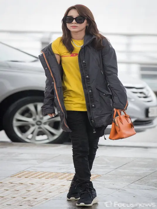 "Kaos nya sangat kebesaran, tidak cocok dengan tubuhnya yang kurus. Jaketnya mengapa di biarkan terbuka, itu sangat tidak rapih," tambah netter lagi. (Soompi/Bintang.com)