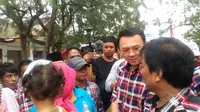 Ahok diserbu warga saat tiba di Pulau Kelapa, Kepulauan Seribu, untuk berkampanye dan blusukan, Senin (30/1/2017). (Liputan6.com/Delvira Chaerani Hutabarat)