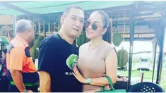 Banyak yang menilai bahwa Regina tak tahan sendiri hingga akhirnya buru-buru menikah selepas bercerai dari Farhat Abbas.