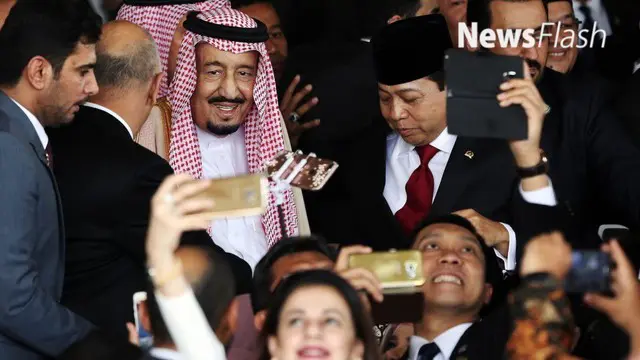 Sepanjang perjalanan menuju tempat duduk yang telah disediakan, Raja Salman menjadi sasaran swafoto atau selfie anggota DPR yang berkerumun di kedua sisi jalan yang dilalui