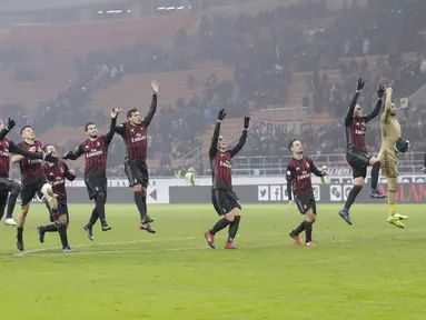 Para pemain AC Milan merayakan kemenangan 2-1 atas Torino sekaligus memastikan lolos ke perempat final pada laga Coppa Italia di San Siro stadium, Milan (12/1/2017). (AP/Antonio Calanni)