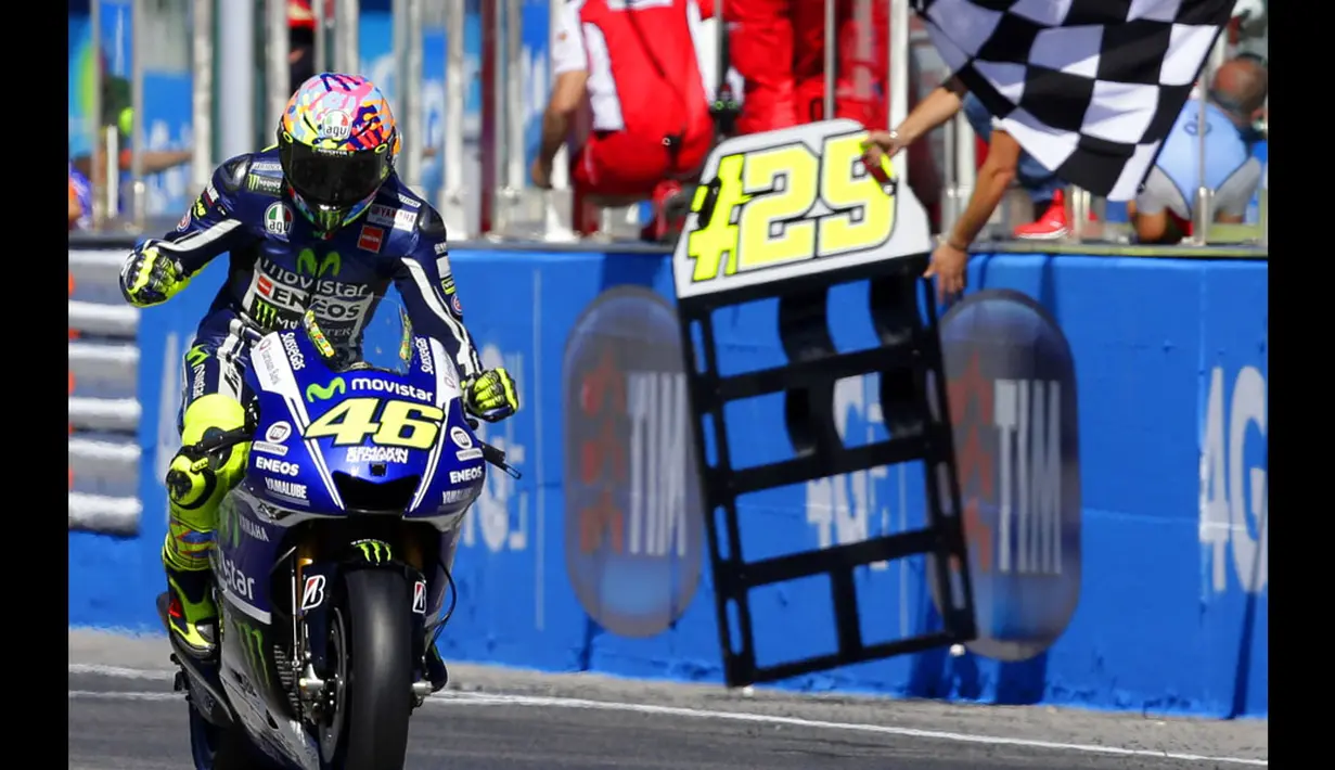 Pembalap Yamaha MotoGP, Valentino Rossi, melakukan selebrasi bersama timnya saat akan melintasi garis finish Grand Prix San Marino, Italia, (14/9/2014). (REUTERS/Max Rossi)