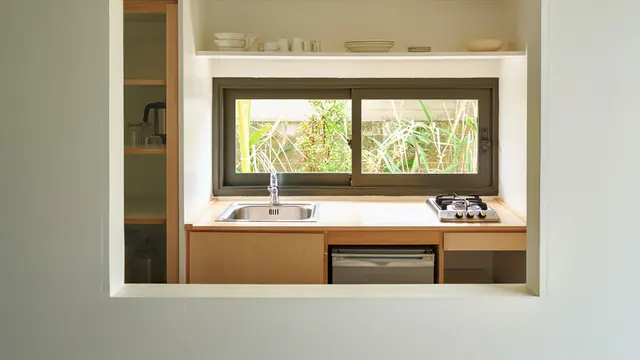 Desain Jendela Kecil untuk Dapur Sederhana (AI)
