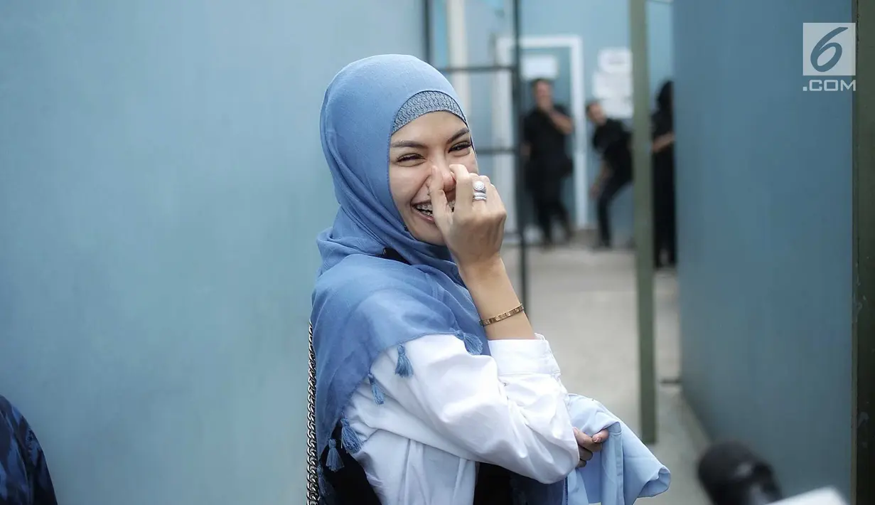 Artis Nikita Mirzani memberikan keterangan kepada awak media di kawasan Tandean, Jakarta, Rabu (17/7). Perceraian Nikita dengqn Dipo Latief masih hangat dibicarakan. Kini, Nikita menyebut suami sirinya itu sudah berubah. (Liputan6.com/Faizal Fanani)