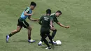 Pemain Timnas Indonesia U-22, Dimas Drajad, mengontrol bola saat latihan di Stadion Madya, Jakarta, Kamis (17/1). Latihan ini merupakan persiapan jelang Piala AFF U-22. (Bola.com/Yoppy Renato)