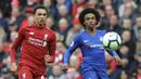 Bek Liverpool, Trent Alexander-Arnold, berebut bola dengan gelandang Chelsea, Willian, pada laga Premier League di Stadion Anfield, Minggu (14/4). Liverpool menang 2-0 atas Chelsea. (AP/Rui Vieira)