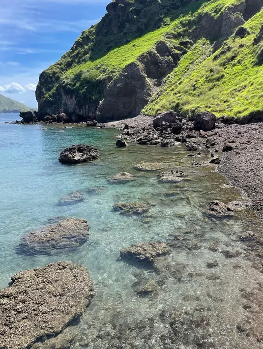 NIKI menikmati indahnya Labuan Bajo di Flores yang dikenal dengan bentang alam eksotik. [Instagram @nikizefanya]