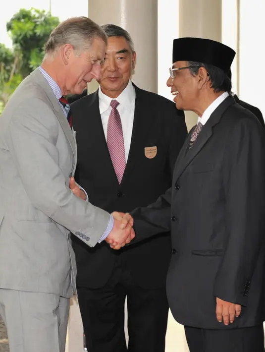 Pangeran Charles (kiri) berjabat tangan dengan KH Hasyim Muzadi di Jakarta pada tanggal 3 November 2008. KH Hasyim Muzad mengembuskan napas terakhirnya di Malang, Jawa Timur. (AFP Photo/Bay Ismoyo)