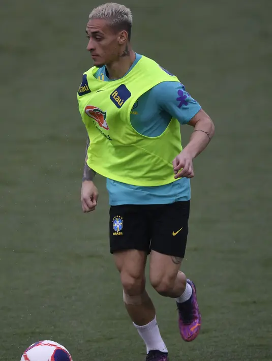 Penyerang Brasil Anthony mengambil bagian dalam sesi latihan di Granja Comary, Rio de Janeiro, Minggu (27/3/2022). Brasil akan menghadapi Bolivia dalam laga lanjutan Kualifikasi Piala Dunia 2022 zona Amerika Selatan pada Rabu, 30 Maret mendatang. (MAURO PIMENTEL/AFP)