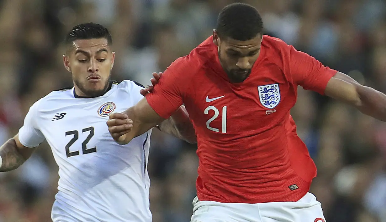 Pemain Inggris, Ruben Loftus-Cheek (kanan) menggiring bola melewati pemain Kosta Rika, Ronald Matarrita pada laga uji coba di Elland Road Stdium, Leeds, Inggris, (7/6/2018). Inggris menang 2-0. (Mike Egerton/PA via AP)