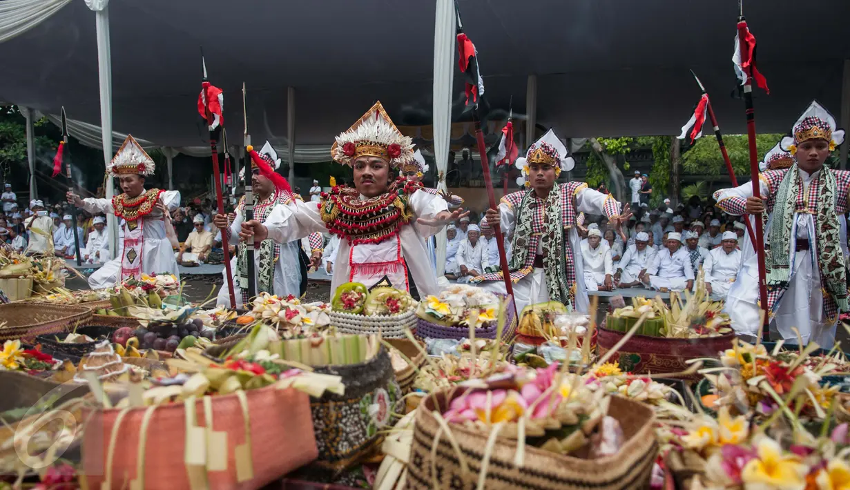 Sejumlah penari mengikuti prosesi Tawur Agung Kesanga sehari menjelang Hari Raya Nyepi di Pura Aditya Jaya, Jakarta, Senin (27/3). Tawur Agung Kesanga ini merupakan upacara yang membersihkan alam semesta beserta isinya. (Liputan6.com/Gempur M Surya)