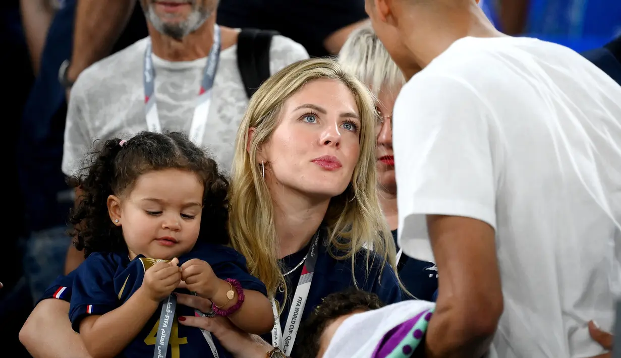 Istri Raphael Varane, Camille Tytgat, hadir langsung memberikan dukungan saat Timnas Prancis berhadapan dengan Denmark di Stadion 974, Doha (26/11/2022). (AFP/Franck Fife)