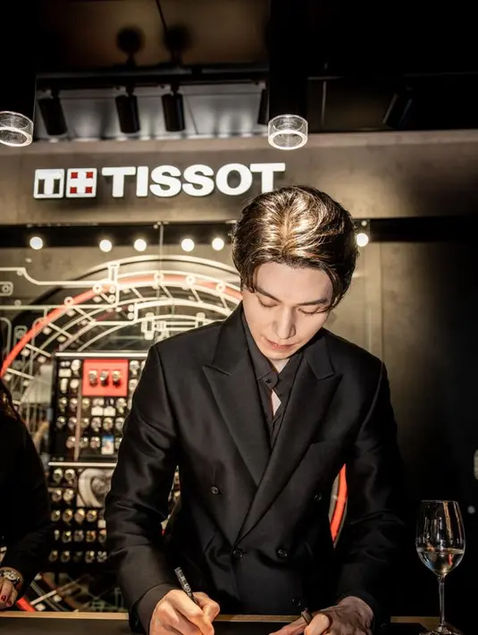 Lee Dong-wook memancarkan pesona yang elegan  di acara Tissot, mengenakan pakaian serba hitam dan memadukannya dengan arloji dari merek jam tangan Swiss tersebut. [Dok/Tissot]