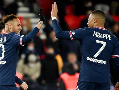 Paris Saint-Germain (PSG) makin mendekati gelar juara Ligue 1 setelah menaklukkan Lorient dengan skor telak 5-1, Senin (4/4/2022). (AFP/Franck Fife)