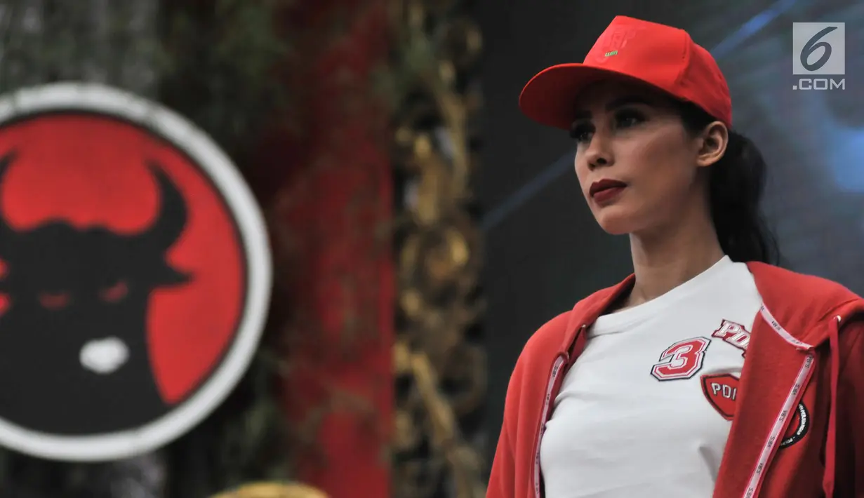 Model yang juga  kader PDIP memperagakan Atribut Milenial di Kantor DPP PDIP, Jakarta, Kamis (20/9). Para kader dari kalangan artis Tanah Air antara lain Krisdayanti, Angel Karamoy, dan Tamara Geraldine. (Merdeka.com/ Iqbal S. Nugroho)