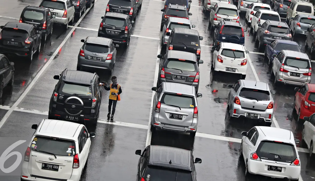 Kondisi Gerbang Tol Cibubur Utama saat libur panjang, Jakarta, Kamis (5/5). Tingginya volume kendaraan dari Jakarta yang menuju Bogor dan sekitarnya selama masa libur membuat arus lalu lintas di kawasan tersebut macet. (Liputan6.com/Immanuel Antonius)