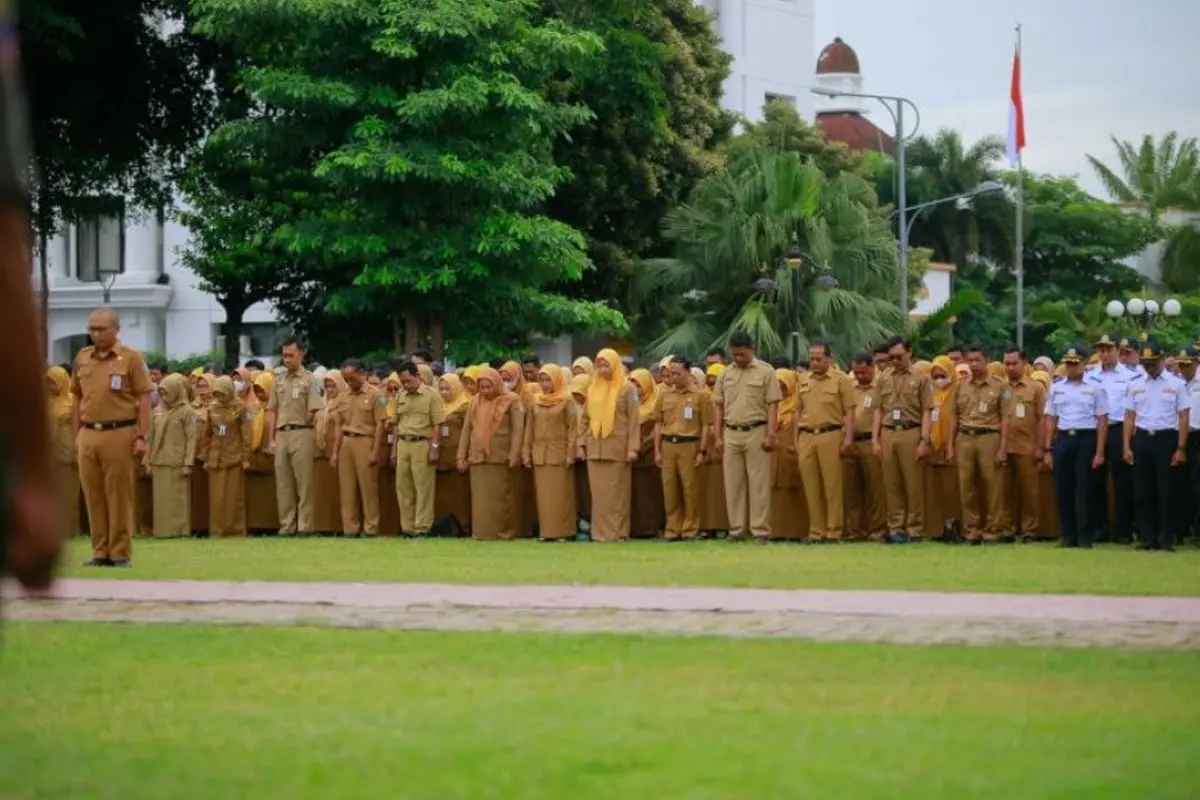 Sekretaris Daerah Ponorogo Agus Sugiarto melepas jamaah calon haji asal Ponorogo, Jawa Timur.