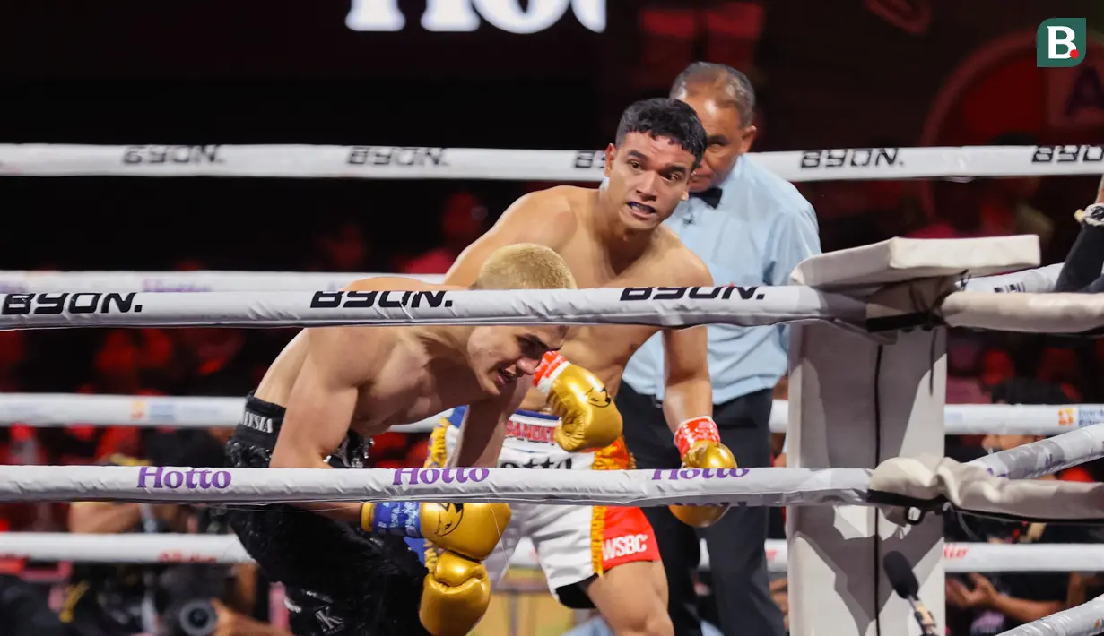 Keduanya tidak ada yang memilih bertahan. Fadly, dengan pengalaman lebih banyak, berhasil mendaratkan beberapa pukulan akurat ke pertahanan Aisar. Namun, sang debutan tetap menunjukkan semangat dengan terus menyerang balik. (Bola.com/Abdul Aziz)