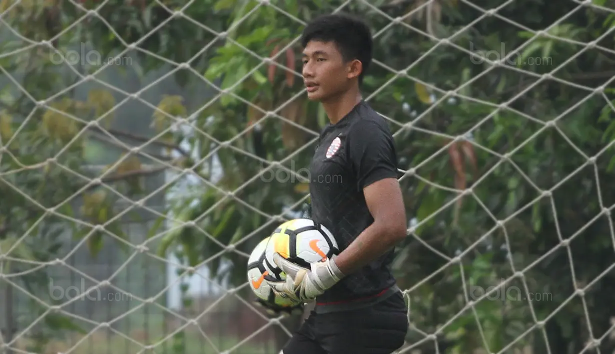 Kiper Persija Jakarta, Gianluca Rossi, saat latihan di Lapangan Sutasoma, Jakarta, Senin (26/3/2018). Macan Kemayoran merekrut kiper Timnas Indonesia U-19 untuk mengisi kuota tambahan. (Bola.com/Asprilla Dwi Adha)