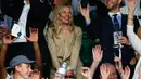 Aktris Inggris-Amerika Sienna Miller tersenyum ketika menghadiri pertandingan tunggal putra antara Ithy's Matteo Berrettini dan petenis Swiss Roger Federer pada hari ketujuh dari Kejuaraan Tenis Wimbledon di London (8/7/2019). (AP Photo/Alastair Grant)