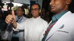 Cagub DKI Jakarta 2017 Anies Baswedan saat akan menjalani tes kesehatan di RSAL Dr. Mintoharjo, Jakarta, Sabtu (24/9). Anis tiba dengan mengenakan baju koko warna putih. (Liputan6.com/Immanuel Antonius)