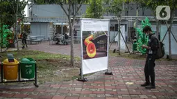 Pengunjung mengamati karya Pameran Fotografi Rekam Jakarta 2019-2020 di Thamrin 10, Jakarta, Jumat (4/12/2020). Pameran yang mengangkat tema Ragam Cerita Ibu Kota Sebelum dan Saat Pandemi COVID-19 tersebut berlangsung hingga 13 Desember 2020. (Liputan6.com/Faizal Fanani)