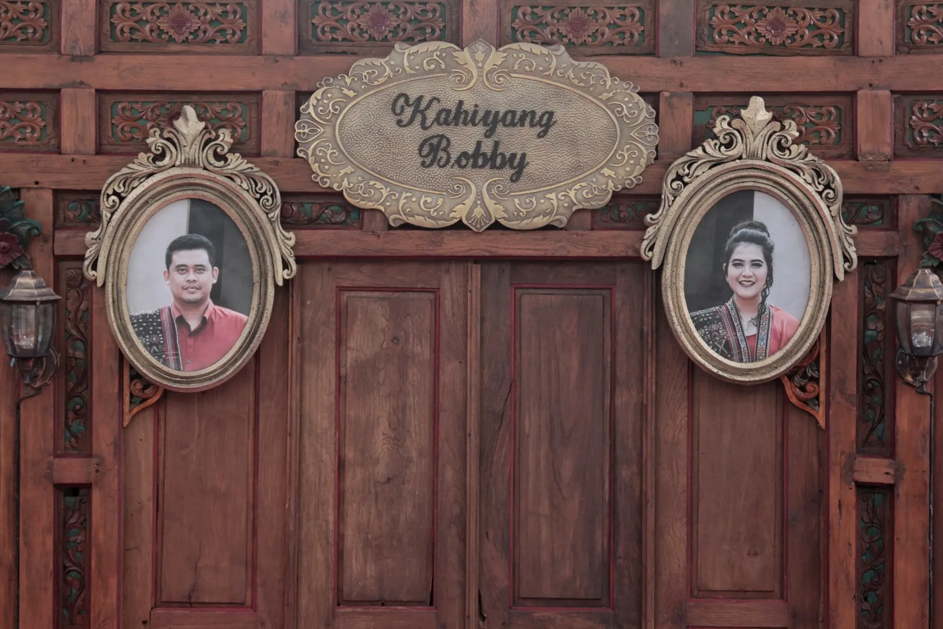Jelang digunakan sebagai tempat pernikahan akbar, Gedung Graha Saba Buana mulai sibuk dengan berbagai aktifitas. Sehari sebelumnya, gedung itu dipergunakan untuk orang lain. (Adrian Putra/Bintang.com)