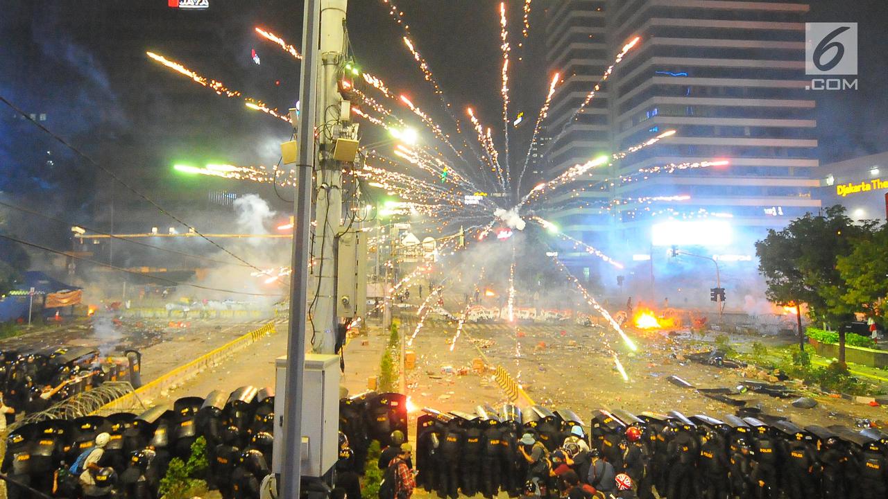 Bentrokan di Depan Gedung Bawaslu